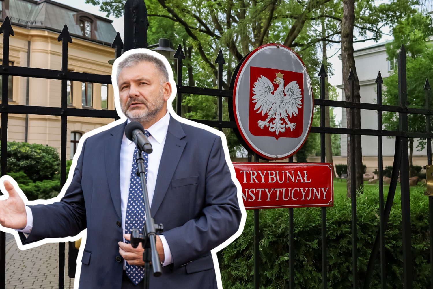 Waldemar Żurek, w tle budynek TK.