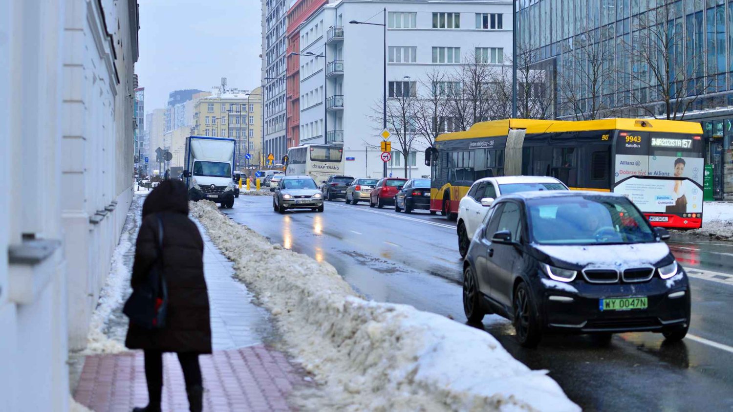 Warszawa zimą, piesza, samochody, autobus