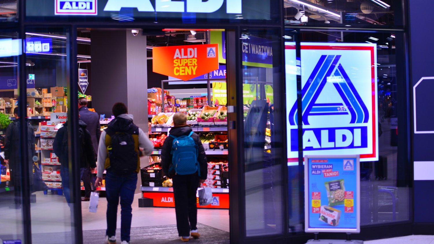 Wejście do sklepu Aldi, który ma promocje na dobrą kawę