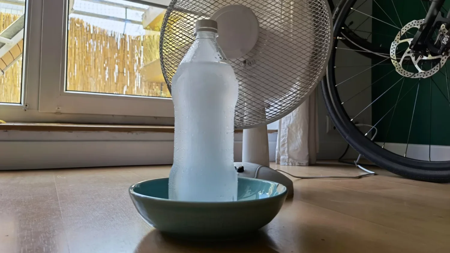 Patent z butelką i solą ratuje w 38-stopniowy upał. Nie potrzeba klimatyzacji