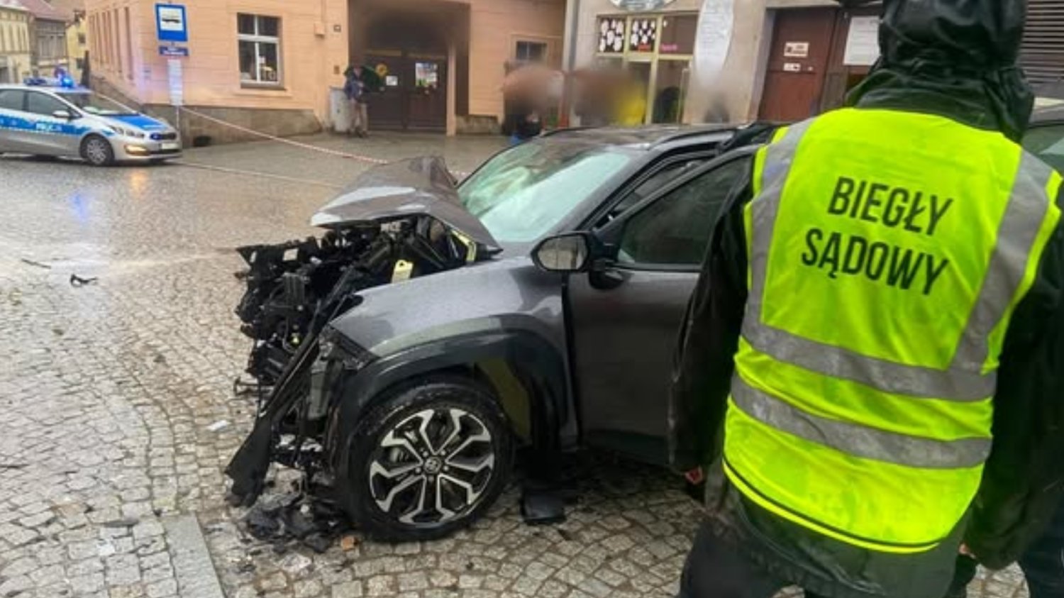 Scena wypadku, pojazd biorący udział w zderzeniu, osoba w kamizelce "Biegły Sadowy".