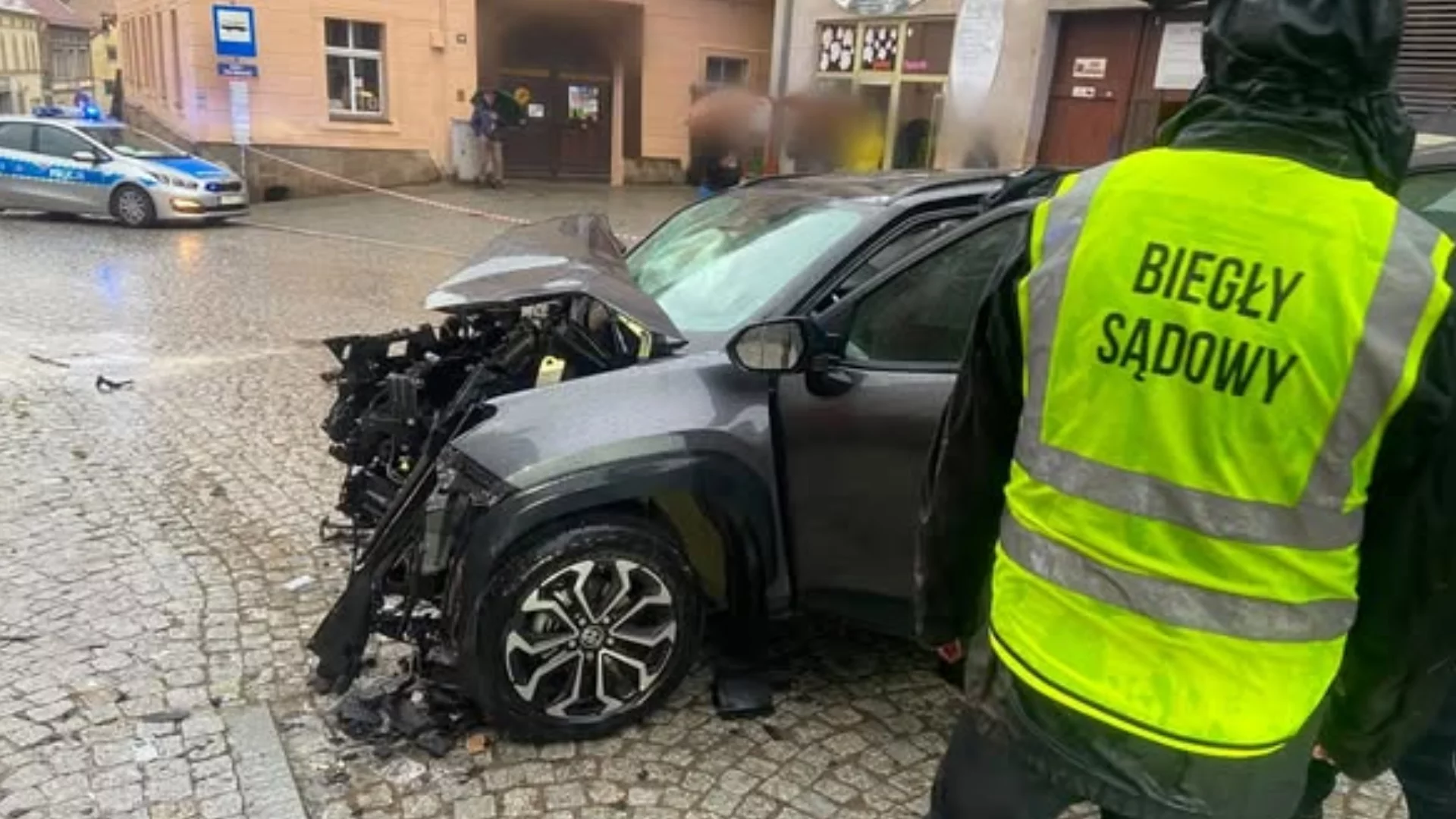 W Bardo kierowca z impetem wjechał na chodnik. 12-latek jedną z dwóch ofiar