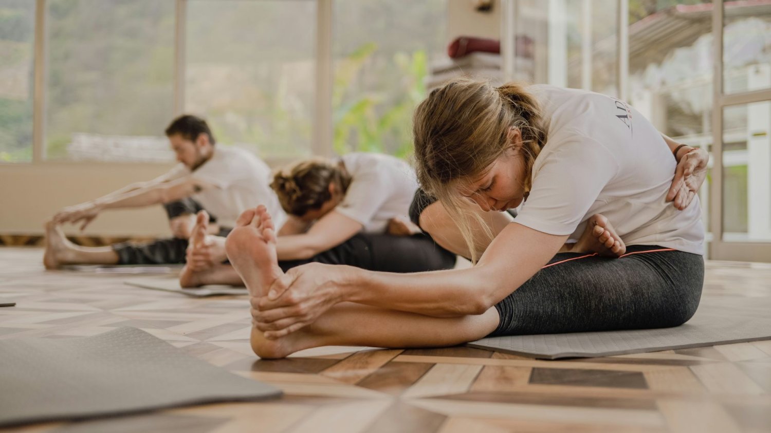 ludzie ćwiczący pilates