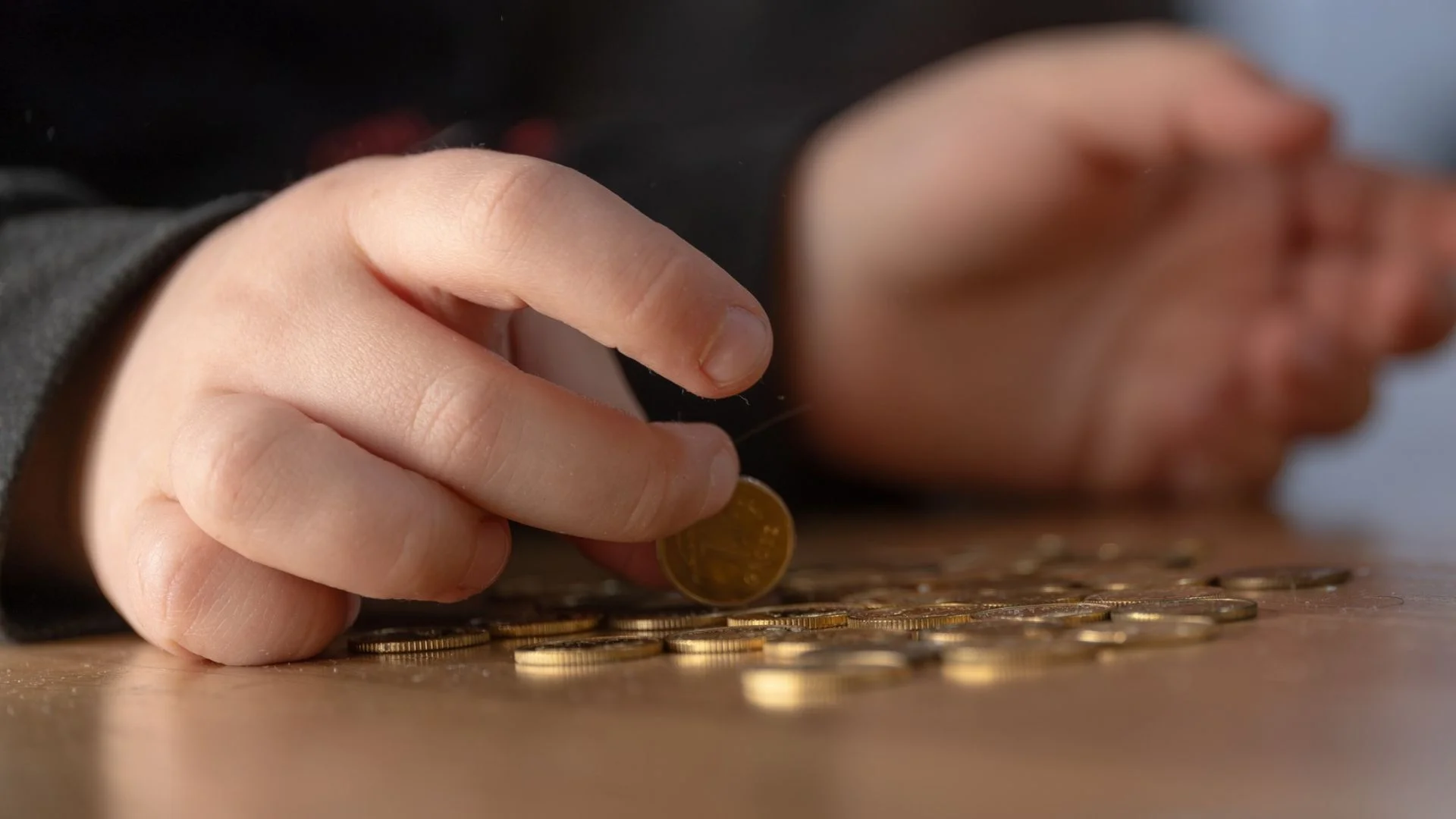 Rodzice chcą uczyć dzieci wartości pieniądza. Ale wymiękają przy batoniku w sklepie