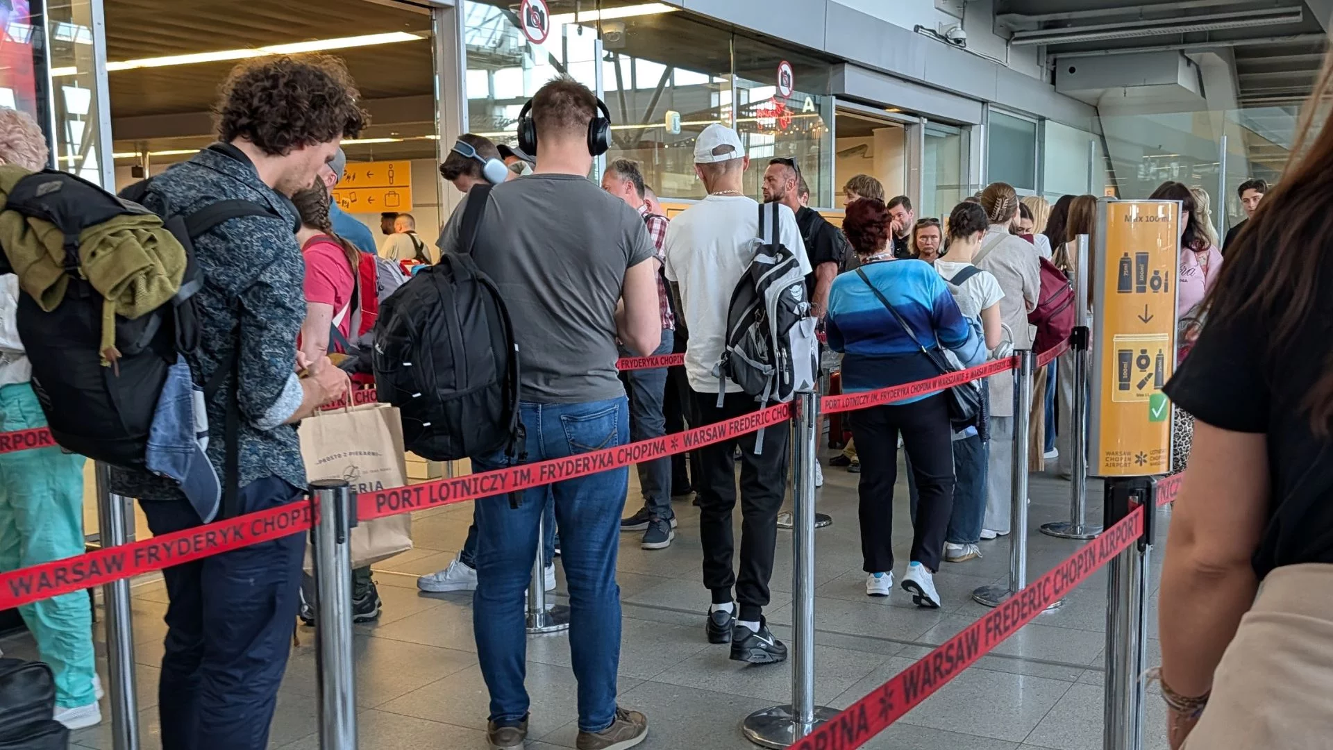 Lotnisko Chopina w Warszawie walczy o nowe skanery przed wakacjami Lotnisko Chopina w Warszawie w wakacje może być pełne kolejek