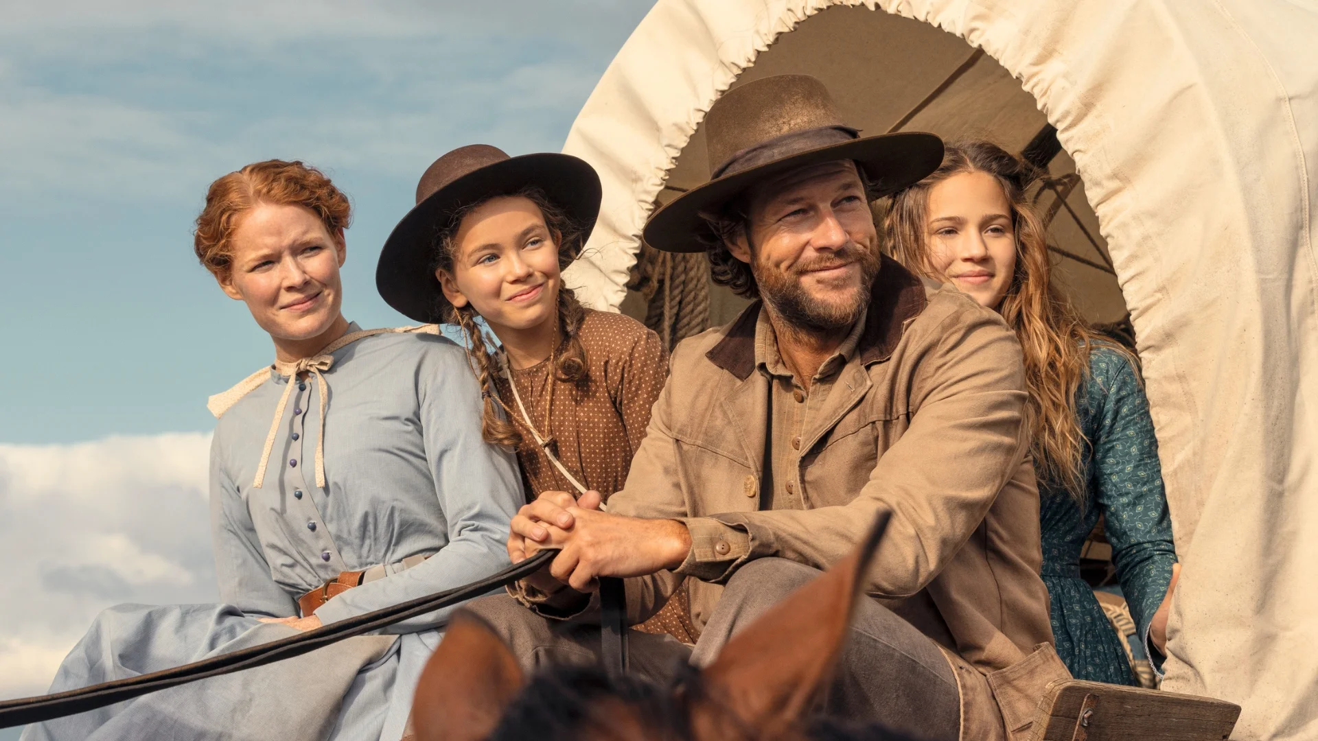 Luke Bracey, Crosby Fitzgerald, Alice Halsey i Skywalker Hughes w serialu "Domek na prerii"