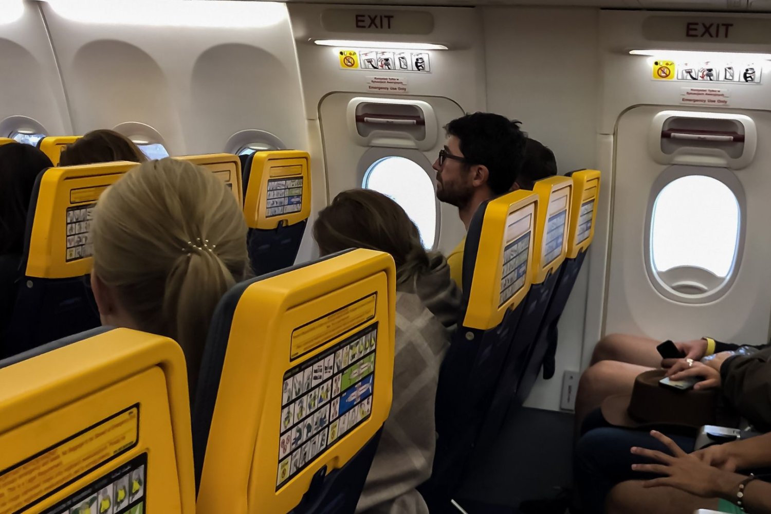 Jest raport ws. awarii Ryanaira i wyssania pasażera przez okno Wiadomo, dlaczego doszło do wybicia okna w Ryanairze
