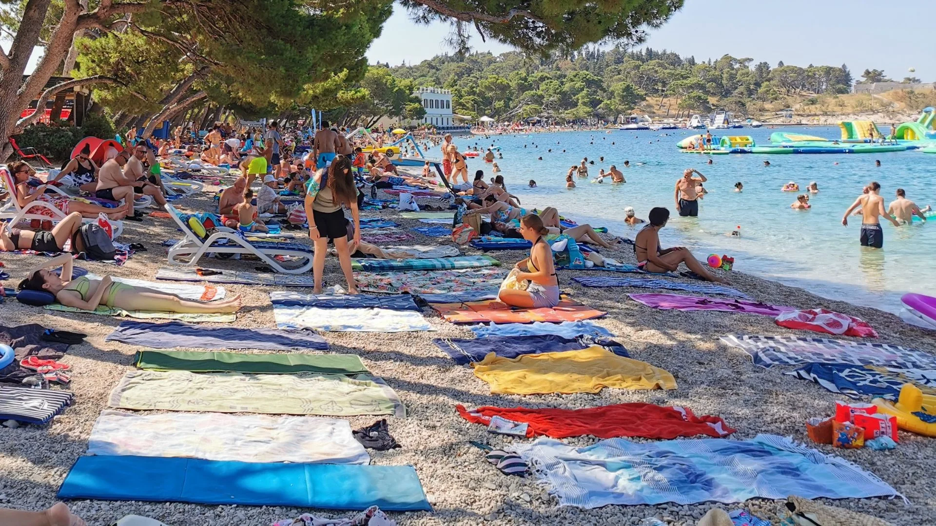 Wielkie sprzątanie na plaży w Makarskiej