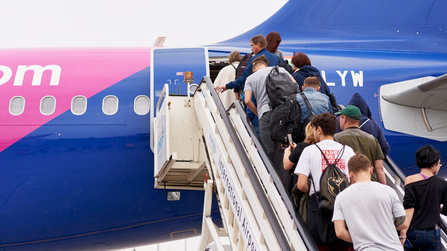Drzwi Wizz Aira otworzyły się w trakcie kołowania. Na pokładzie Polacy Wizz Air z dużym opóźnieniem przez awarię