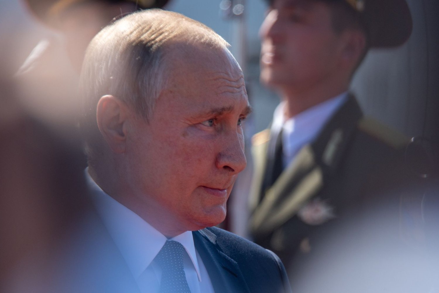 Władimir Putin na tle żołnierzy z Rosji