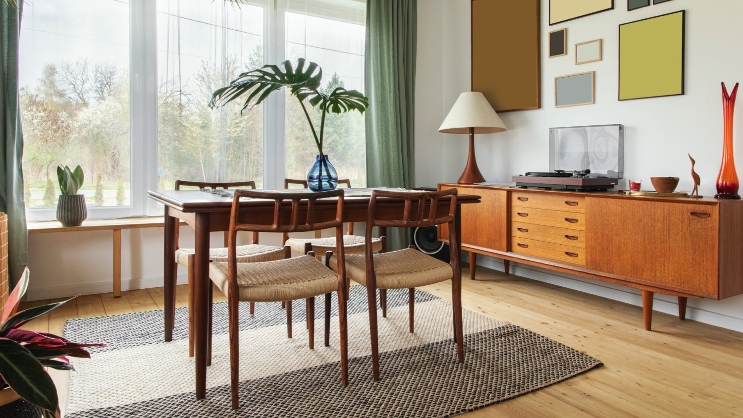 Mid-century modern to teraz szczyt mody. I inwestycja, na której nie stracisz