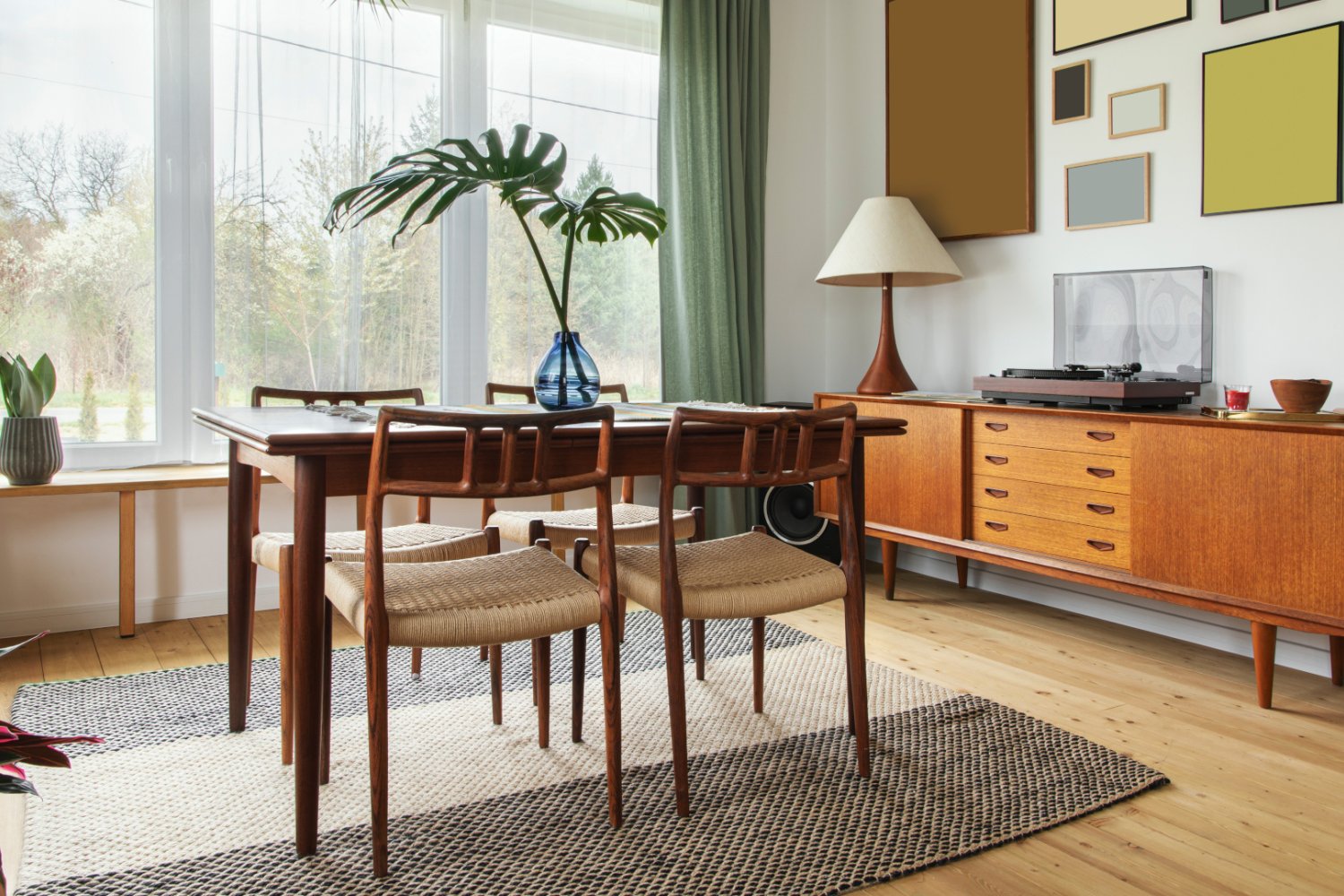 Mid-century modern i polski modernizm. Pomysły na wnętrza w2026 Wnętrze w stylu mid-century modern z krzesłami na cienkich nóżkach i drewnianą komodą