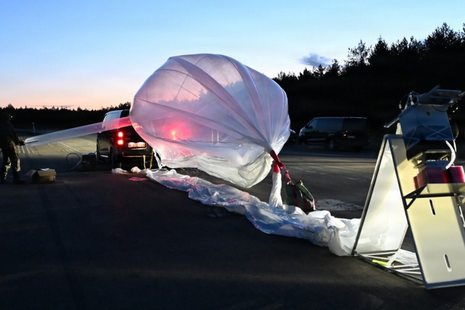 Balony wojskowe USA nad polskim niebem w lipcu i sierpniu Wojskowi rozkładają mikrobalon stratosferyczny