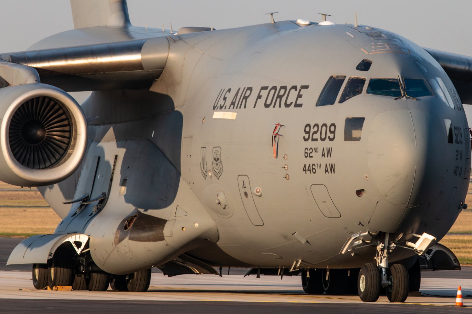 Wojskowy Boeing C-17 Globemaster III na płycie lotniska – takim samolotem szef CIA przyleciał do Moskwy
