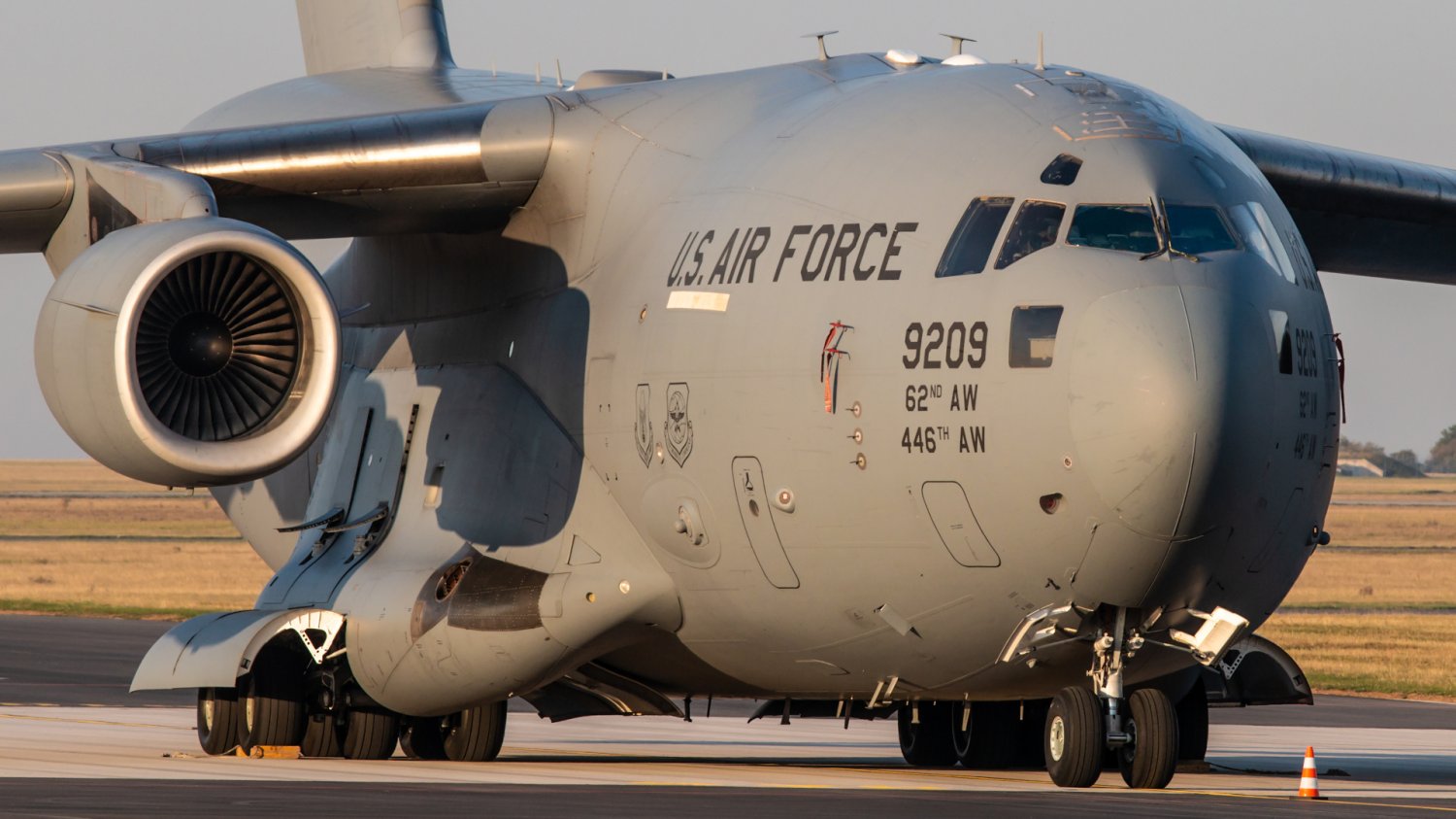 Szef CIA w Moskwie. Tajemniczy lot C-17 w sierpniu 2026 Wojskowy Boeing C-17 Globemaster III na płycie lotniska – takim samolotem szef CIA przyleciał do Moskwy