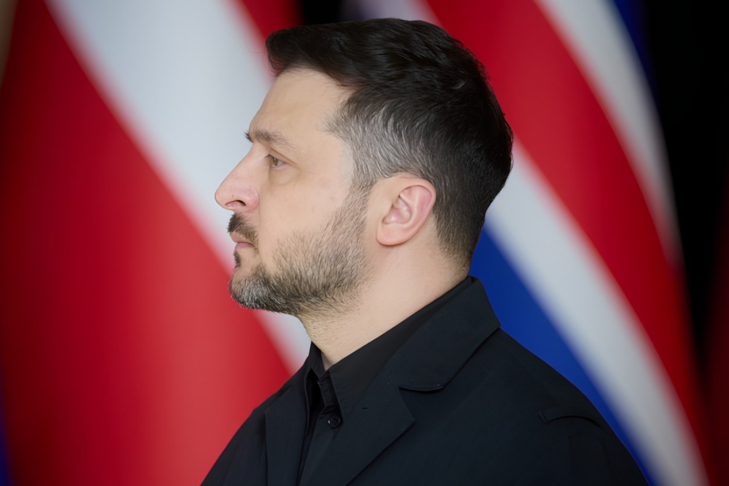 Wołodymyr Zełenski na tle flag Koalicji Chętnych.