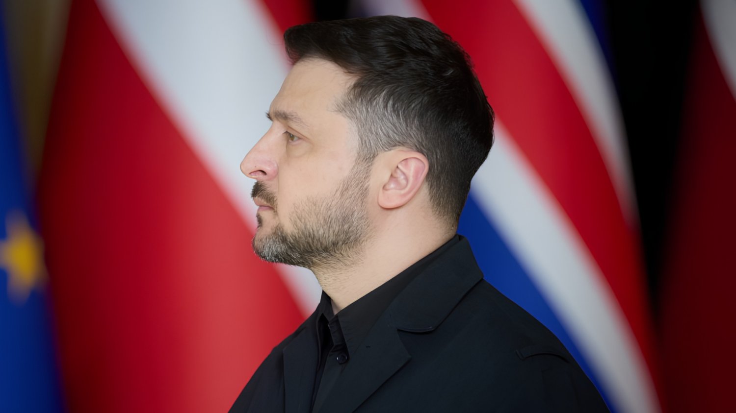 Wołodymyr Zełenski na tle flag Koalicji Chętnych.