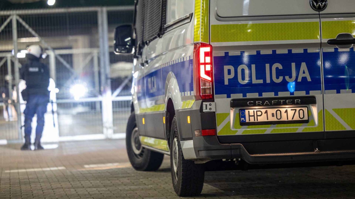 wóz policyjny, policjant, kraty