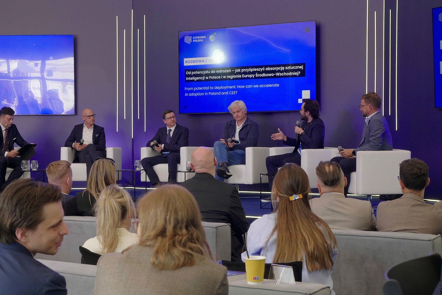 "Zobaczyliśmy ChatGPT i zrobiliśmy kolejnego czatbota". Gorzka lekcja dla Europy W strefie Domu Cyfrowej Polski na XXXV Forum Ekonomicznym w Karpaczu odbył się panel "Od potencjału do wdrożeń – jak przyspieszyć absorpcję sztucznej inteligencji w Polsce i w regionie Europy Środkowo-Wschodniej?"