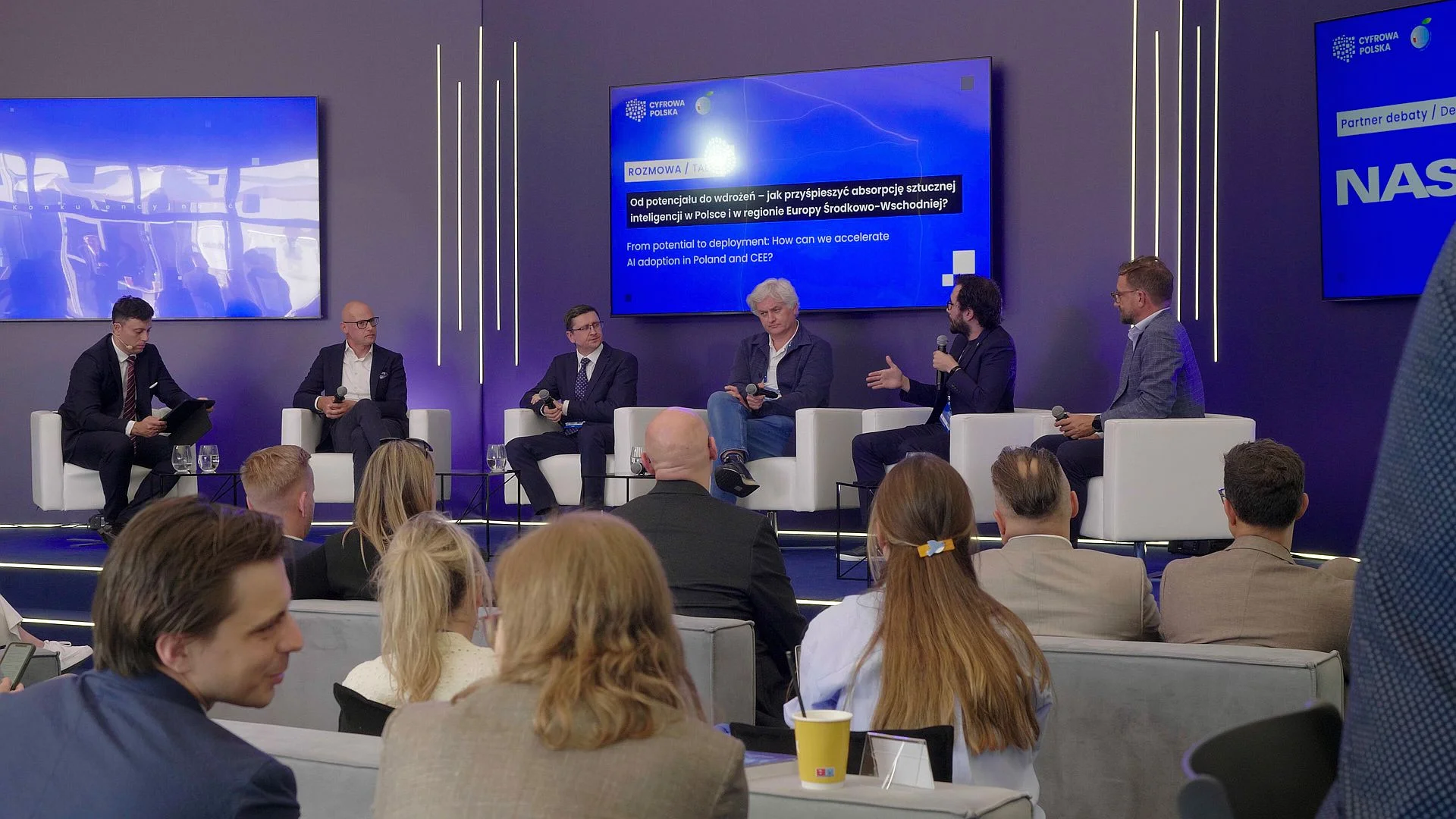W strefie Domu Cyfrowej Polski na XXXV Forum Ekonomicznym w Karpaczu odbył się panel "Od potencjału do wdrożeń – jak przyspieszyć absorpcję sztucznej inteligencji w Polsce i w regionie Europy Środkowo-Wschodniej?"