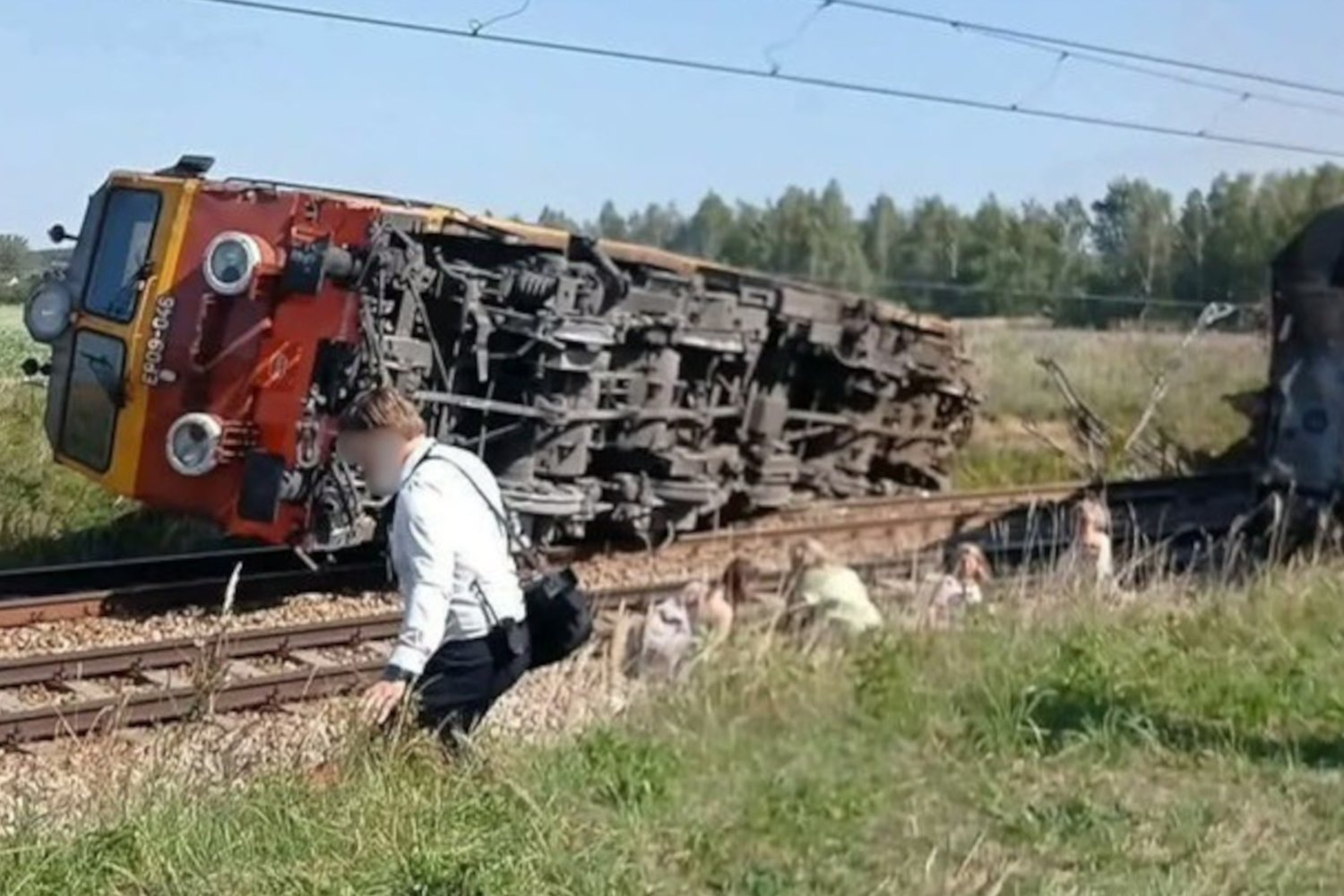Wykolejona lokomotywa i wagony po zderzeniu z ciężarówką – katastrofa kolejowa w Sokolnikach Suchych
