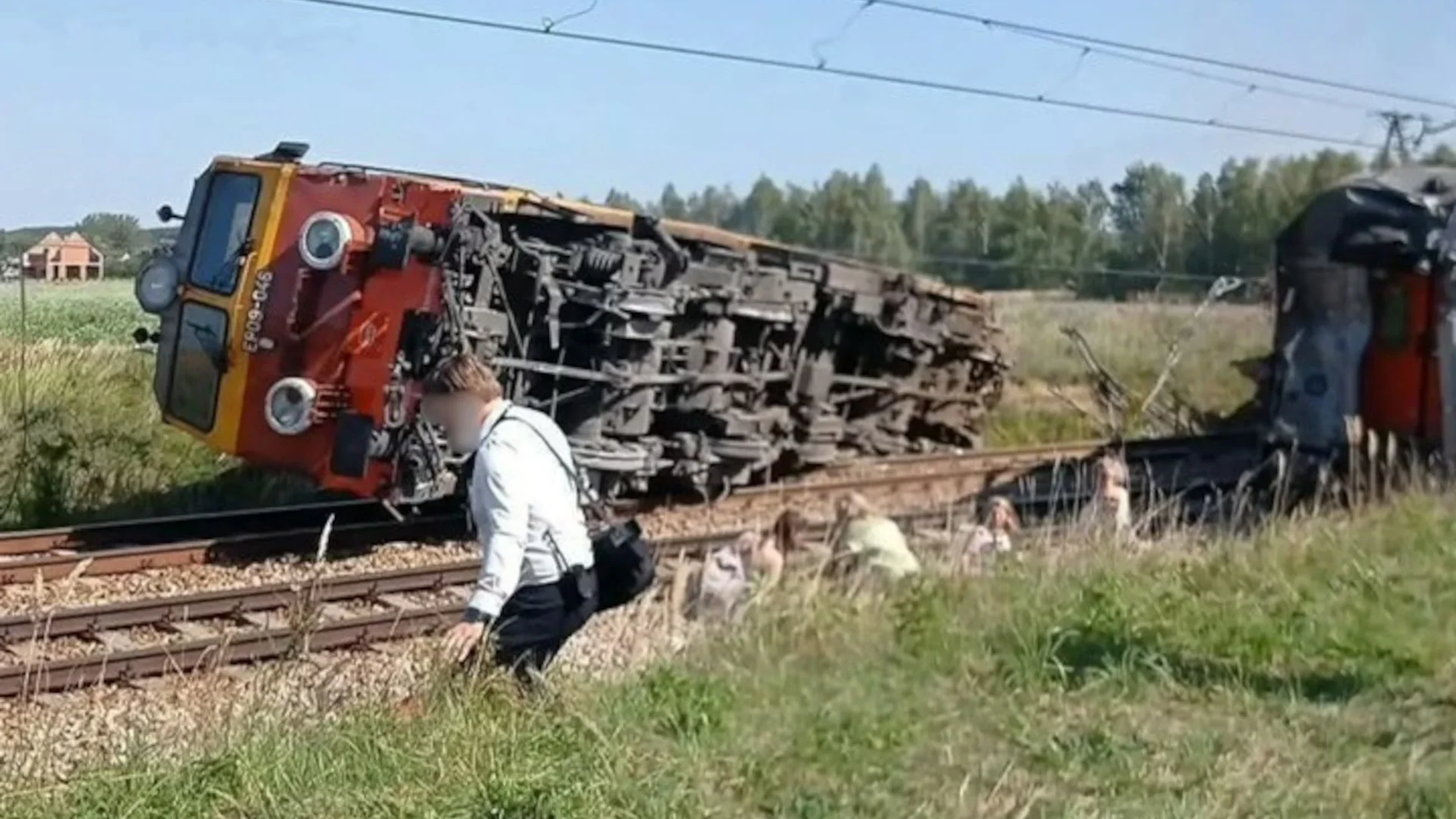 Wykolejona lokomotywa i wagony po zderzeniu z ciężarówką – katastrofa kolejowa w Sokolnikach Suchych