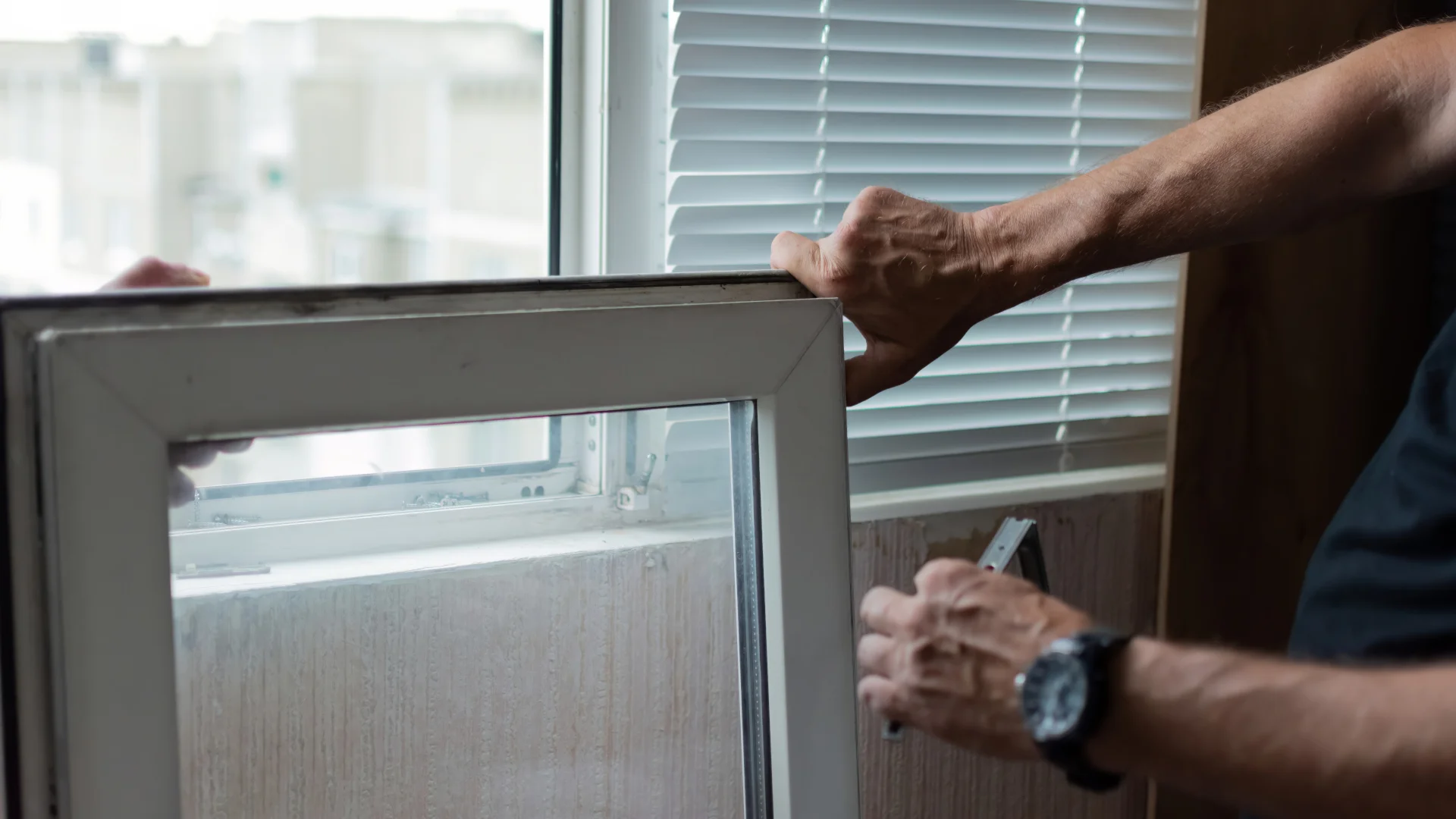 Okna aluminiowe czy PVC? Ceny, wady i zalety Wymiana okna plastikowe PCV w bloku