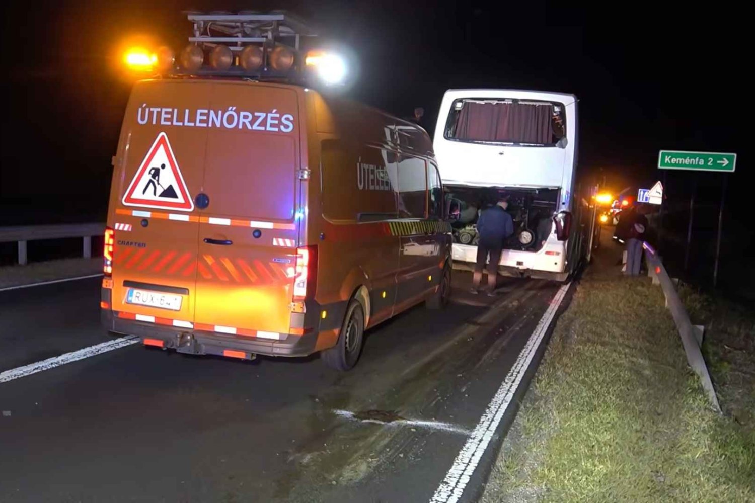 Ciężarówka wbiła się w polski autobus na Węgrzech. 6 poszkodowanych, 5 w szpitalu wypadek autobusu na węgrzech, pojazd ratunkowy po lewej, autobus po prawej