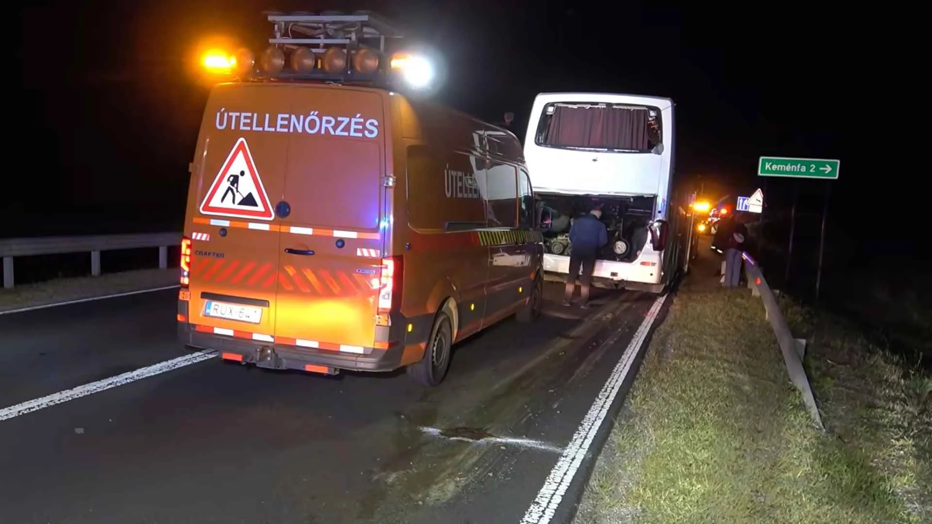 Ciężarówka wbiła się w polski autobus na Węgrzech. 6 poszkodowanych, 5 w szpitalu wypadek autobusu na węgrzech, pojazd ratunkowy po lewej, autobus po prawej