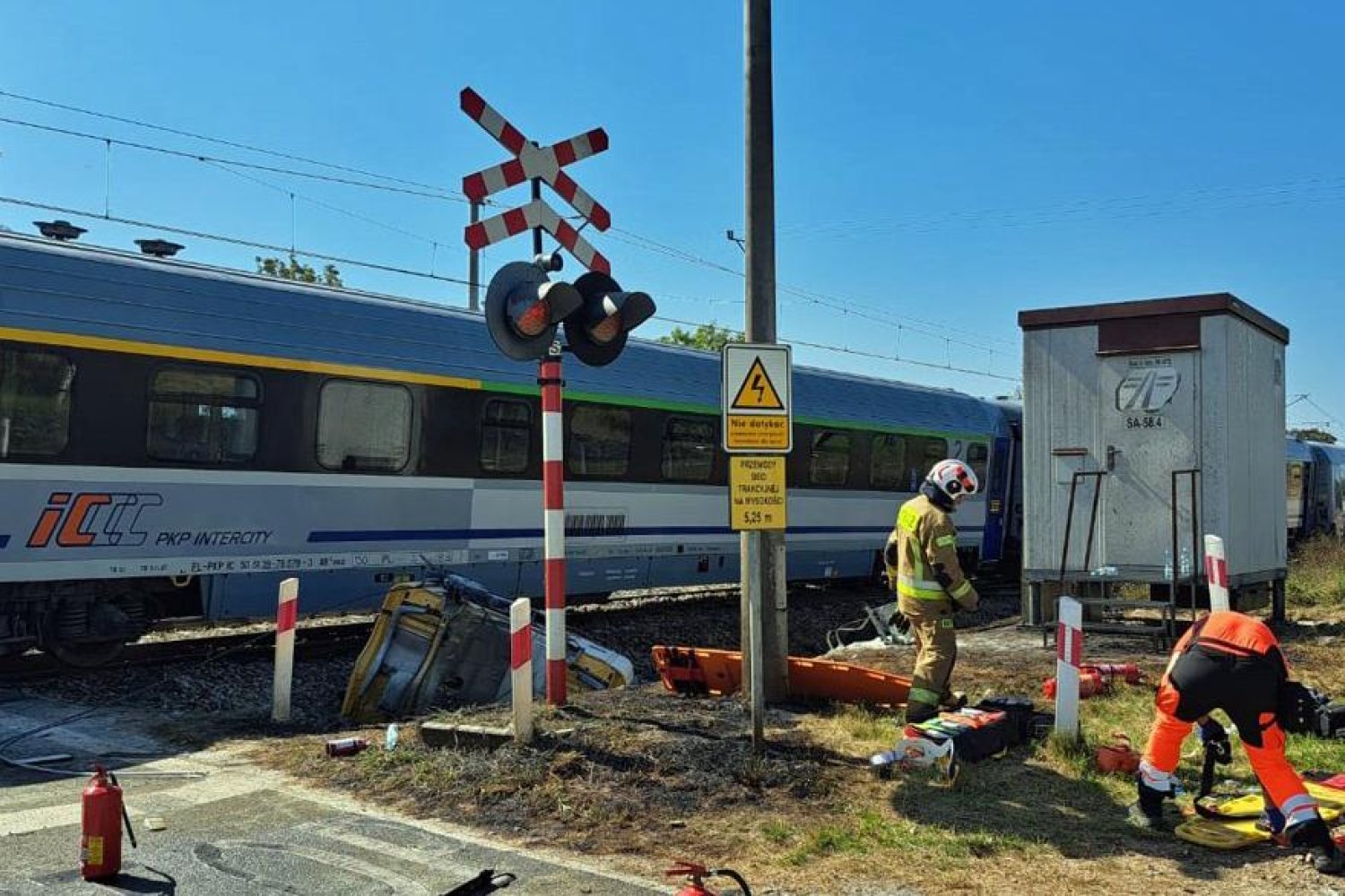 No i kolejny dramat. Ludzie, czy wy naprawdę nie umiecie korzystać z przejazdów kolejowych? Wypadek pociągu IC Koziołek