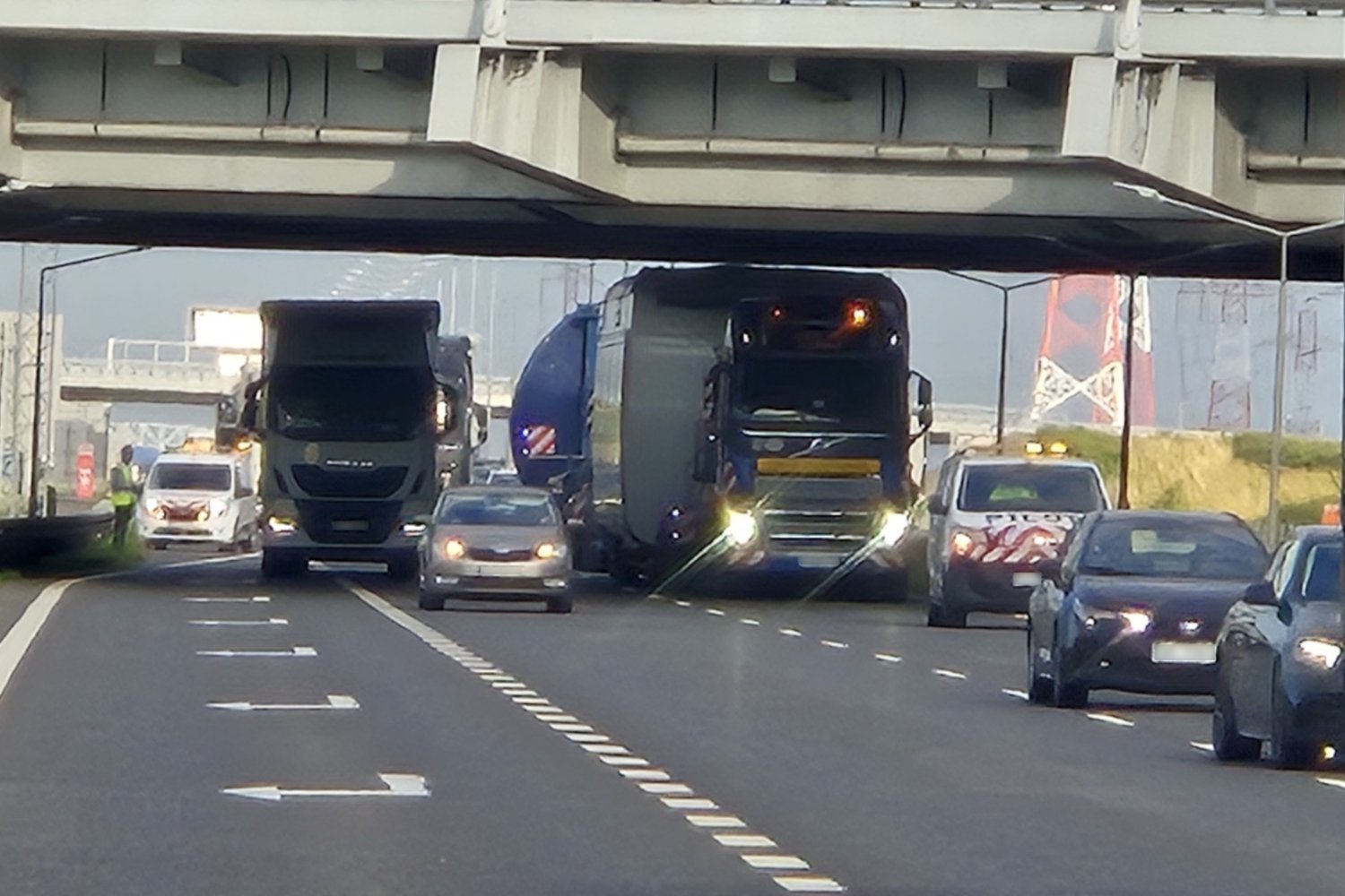 Wysoka ukraińska ciężarówka na autostradzie pod wiaduktem zablokowała ruch