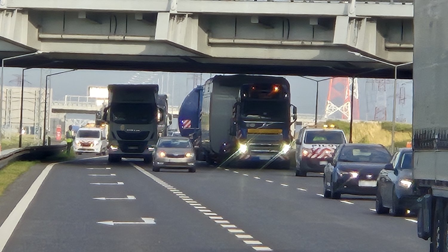 Zablokowane autostrady A2 i A4 przez ukraińskiego przewoźnika Wysoka ukraińska ciężarówka na autostradzie pod wiaduktem zablokowała ruch