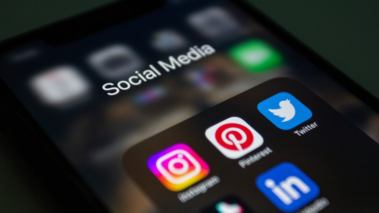 Ikonki popularnych platform społecznościowych na telefonie Wyświetlacz telefonu z folderem Social Media