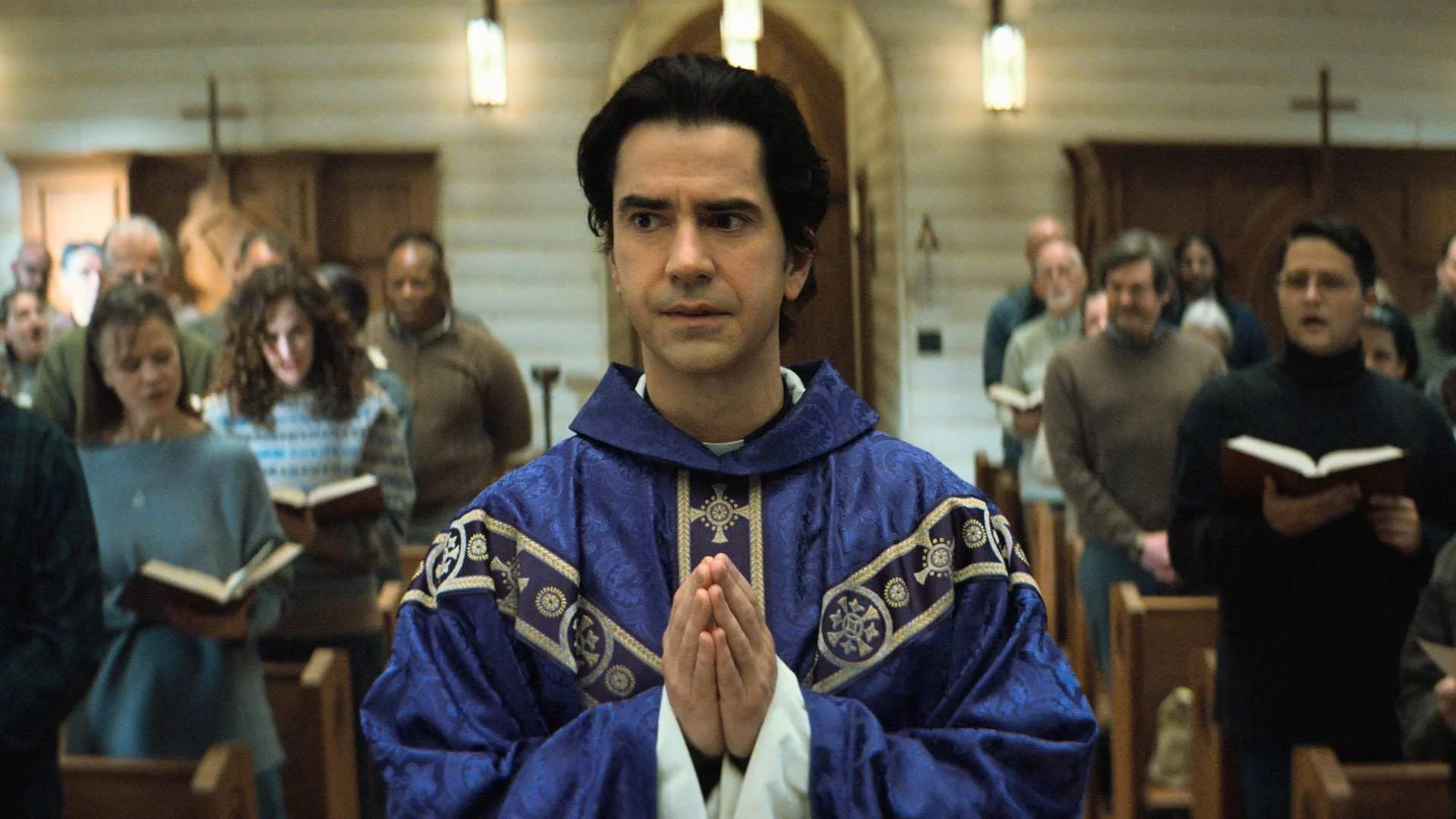 Hamish Linklater w serialu "Nocna msza"