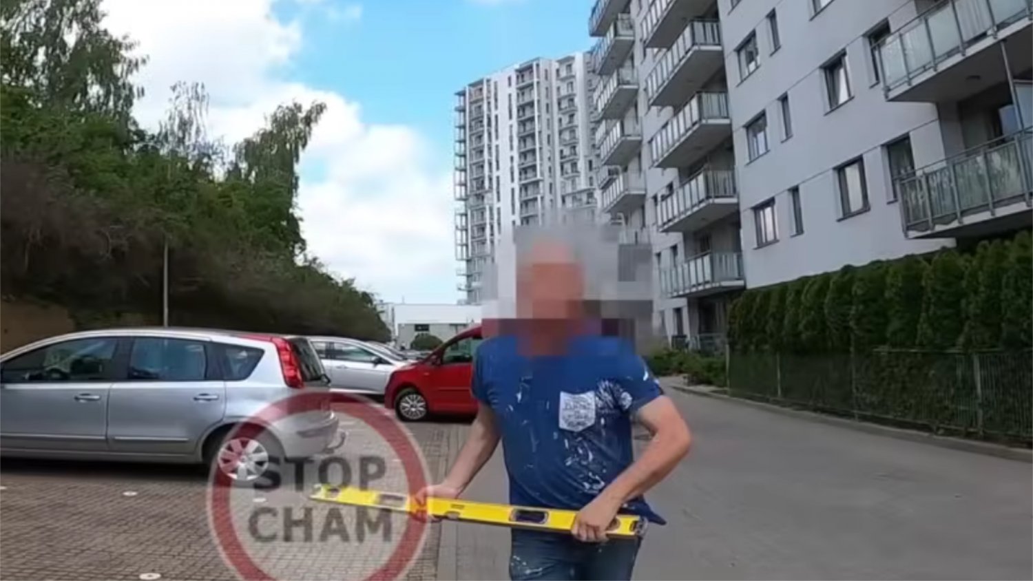 Wyskoczył na motocyklistę z... poziomicą. Absurdalna sytuacj