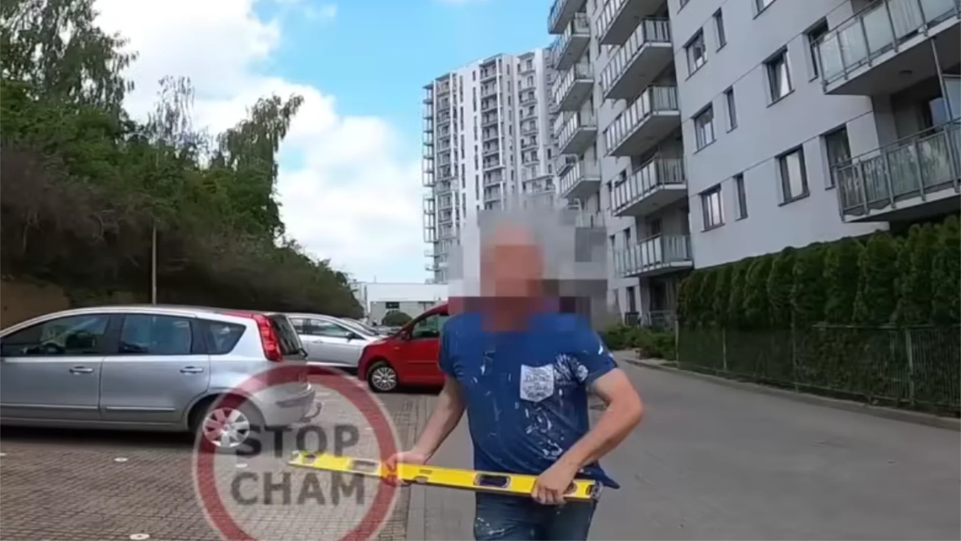 Wyskoczył na motocyklistę z... poziomicą. Absurdalna sytuacja z Gdańska