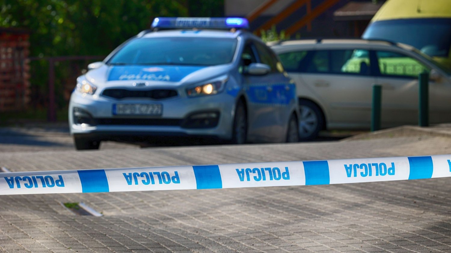 Biała Podlaska w szoku. Trwa obława za mężczyzną, który zastrzelił przechodnia Radiowóz policyjny i taśma policyjna