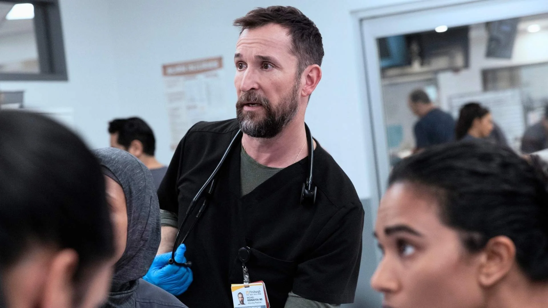 Noah Wyle jako dr Robby w serialu "The Pitt"