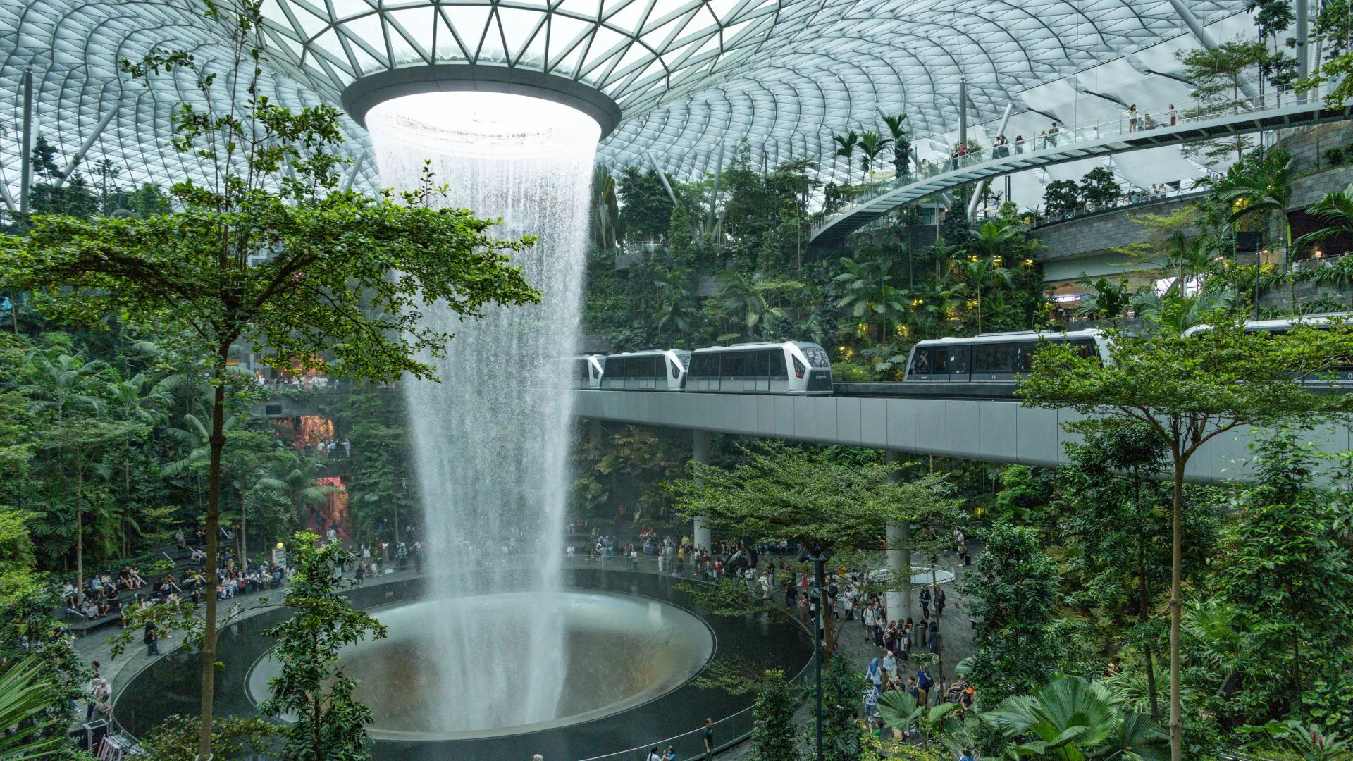 Wodospad na lotnisku Changi w Singapurze