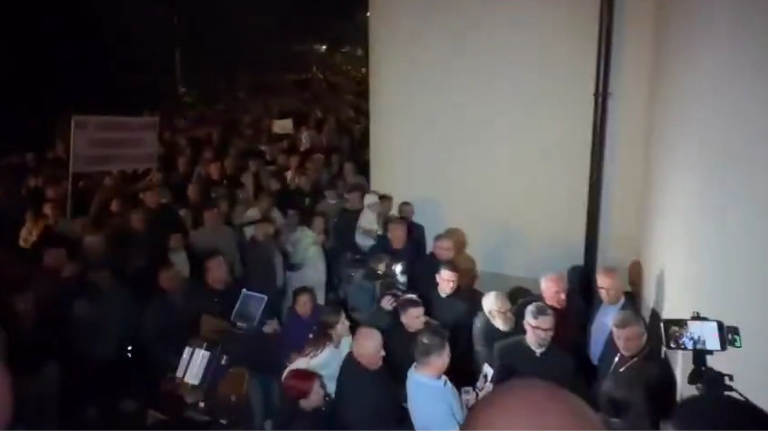 Biskup ewakuowany przez policję z kościoła. Wieś w furii: "Oddajcie proboszcza!" protest wiernych w Grojcu