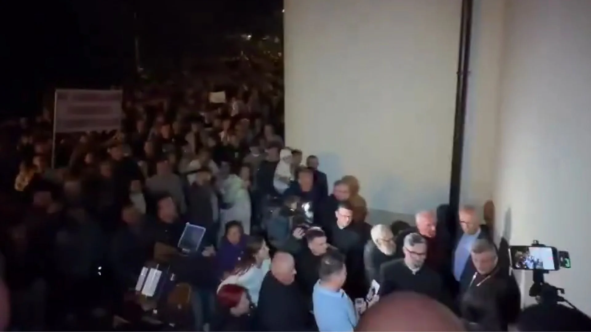 Biskup ewakuowany przez policję z kościoła. Wieś w furii: "Oddajcie proboszcza!" protest wiernych w Grojcu