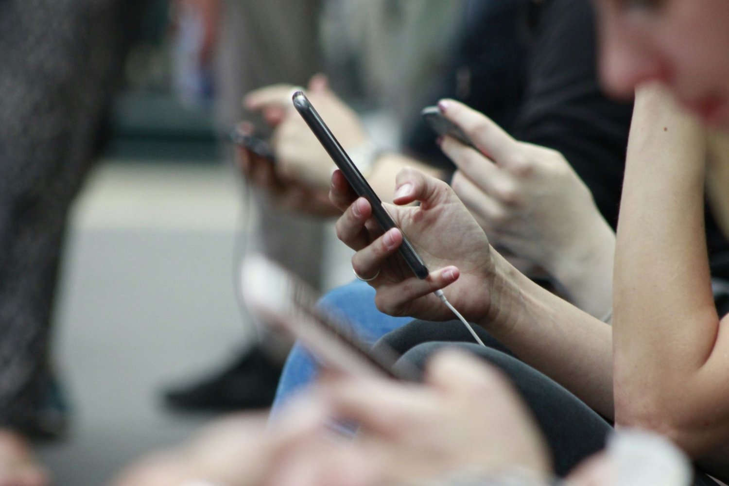 iPhone jako "środek antykoncepcyjny"? Naukowcy wskazują zaskakującą zależność ludzie z telefonami