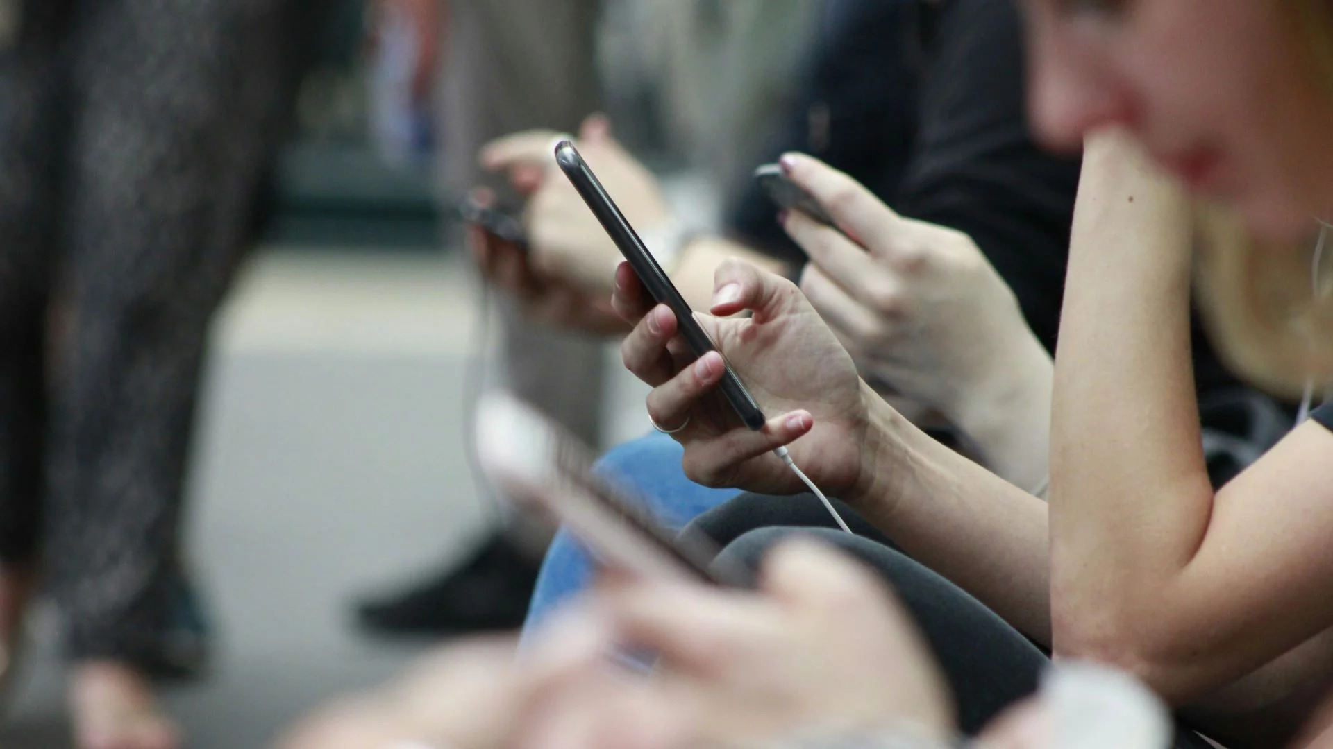 iPhone jako "środek antykoncepcyjny"? Naukowcy wskazują zaskakującą zależność ludzie z telefonami