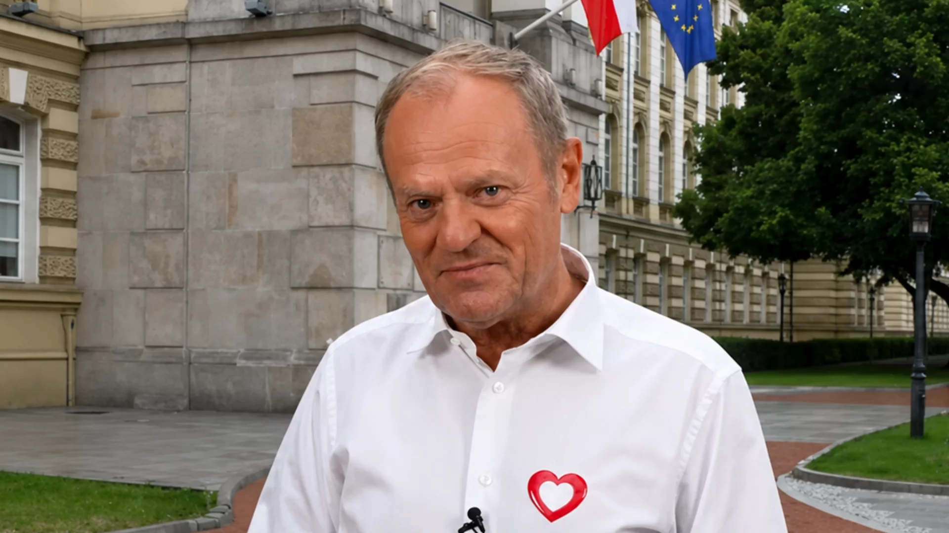 Donald Tusk przed kancelarią premiera.