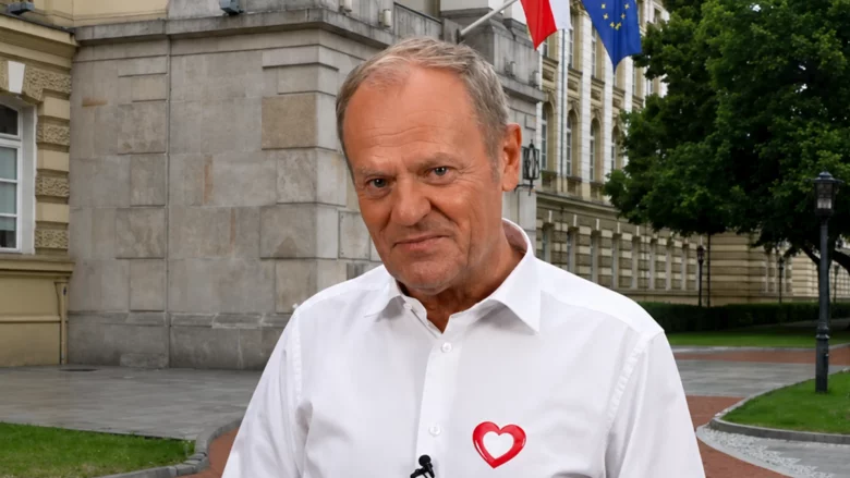 Donald Tusk przed kancelarią premiera.