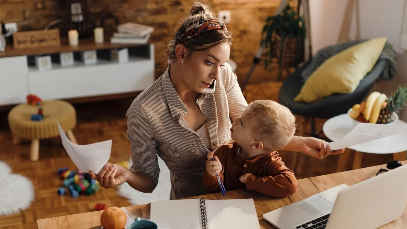 Wakacje dzieci, nadgodziny mam. Jak letni chaos wpływa na czas ekranowy i rodzicielski stres?