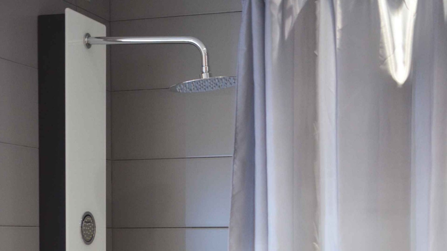 Zasłona prysznicowa ma następcę. Nie ma go jeszcze w IKEA ani Jysku Zasłona prysznicowa po prawej, armatura po lewej.