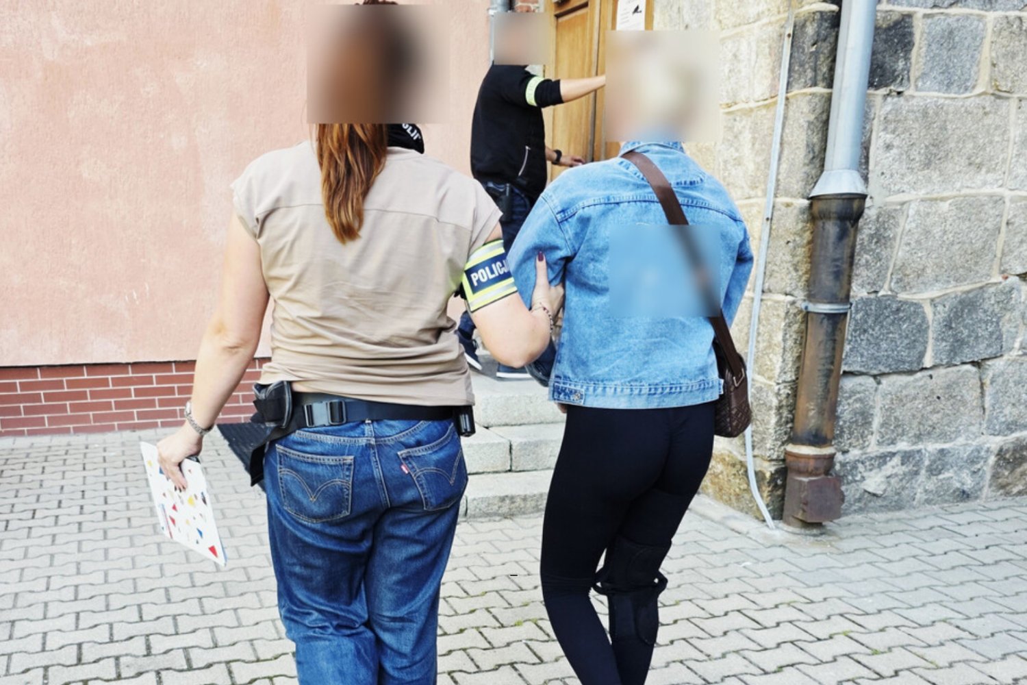 Zaatakowała ukraińskie dzieci na placu zabaw. Prokuratura może wyliczyć jej srogą karę Zatrzymana 26-latka prowadzona przez policję