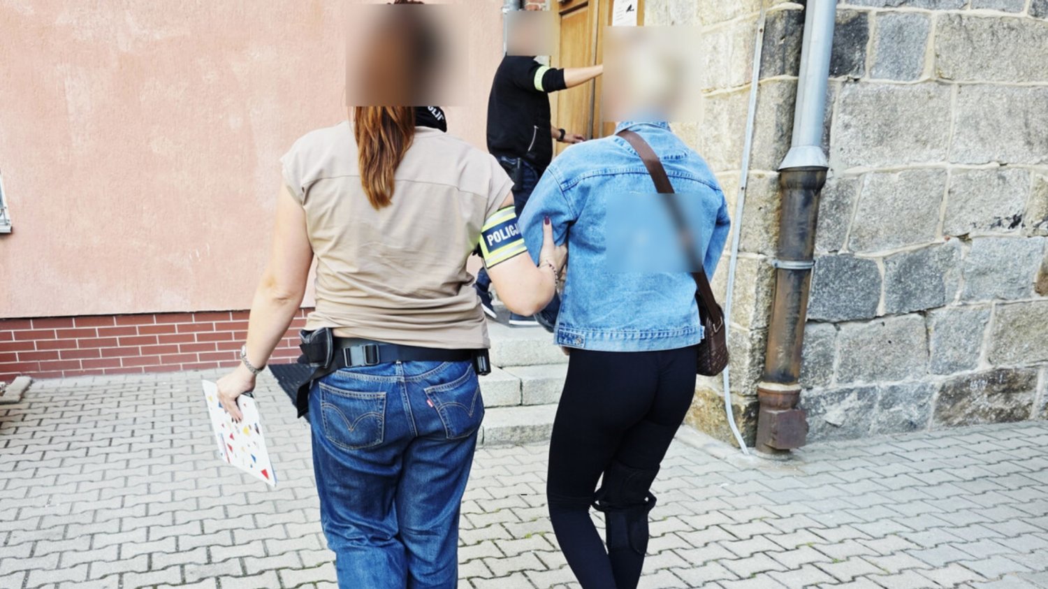 Zatrzymana 26-latka prowadzona przez policję