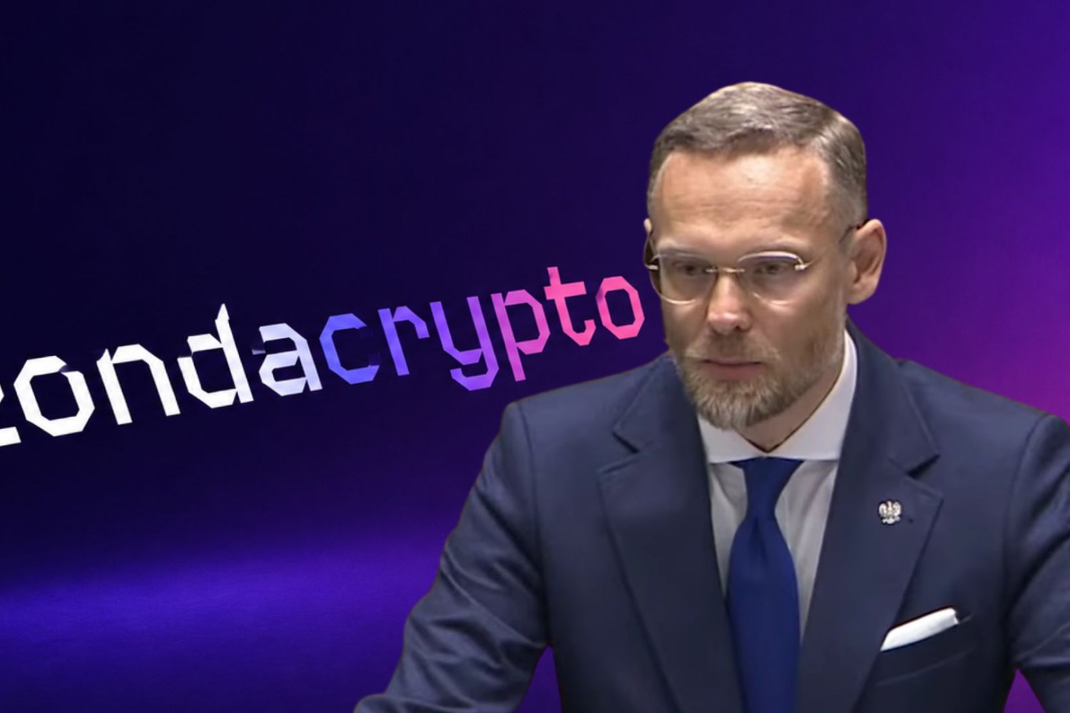 Zatrzymanie Romana Ż. nakręciło prawą rękę Nawrockiego. Nagle zwrócił się do Tuska Zbigniew Bogucki na tle logo Zondacrypto